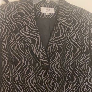 Le Suit duster jacket w/ matching black skirt. 18W